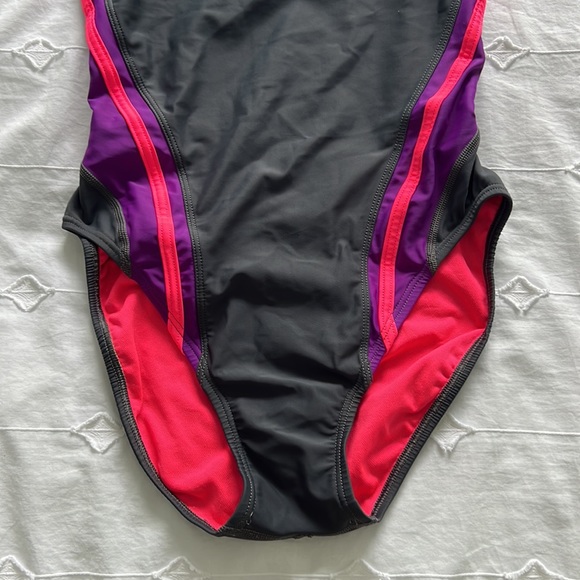 LIKE NEW WOMENS SPEEDO - Picture 3 of 6